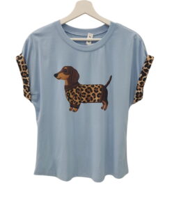 Camiseta azul claro de chica con corte recto, mangas cortas con vuelta y animal print, figura bordada de perro salchicha en j