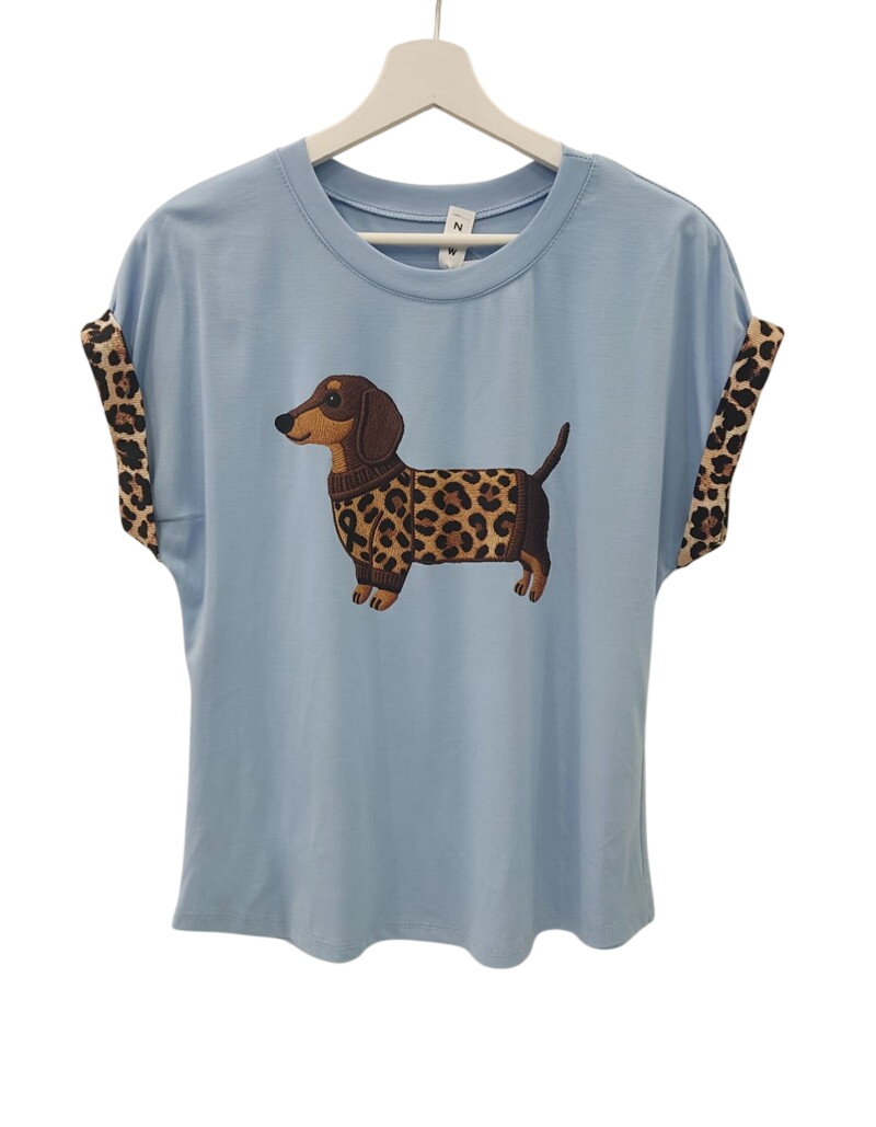 Camiseta azul claro de chica con corte recto, mangas cortas con vuelta y animal print, figura bordada de perro salchicha en j