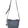 Bolso bandolera mediano con textura tramada en azul grisáceo, correa ajustable marrón, cremallera plateada y adorno de madera