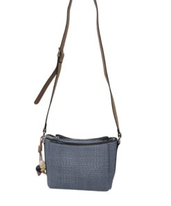 Bolso bandolera mediano con textura tramada en azul grisáceo, correa ajustable marrón, cremallera plateada y adorno de madera