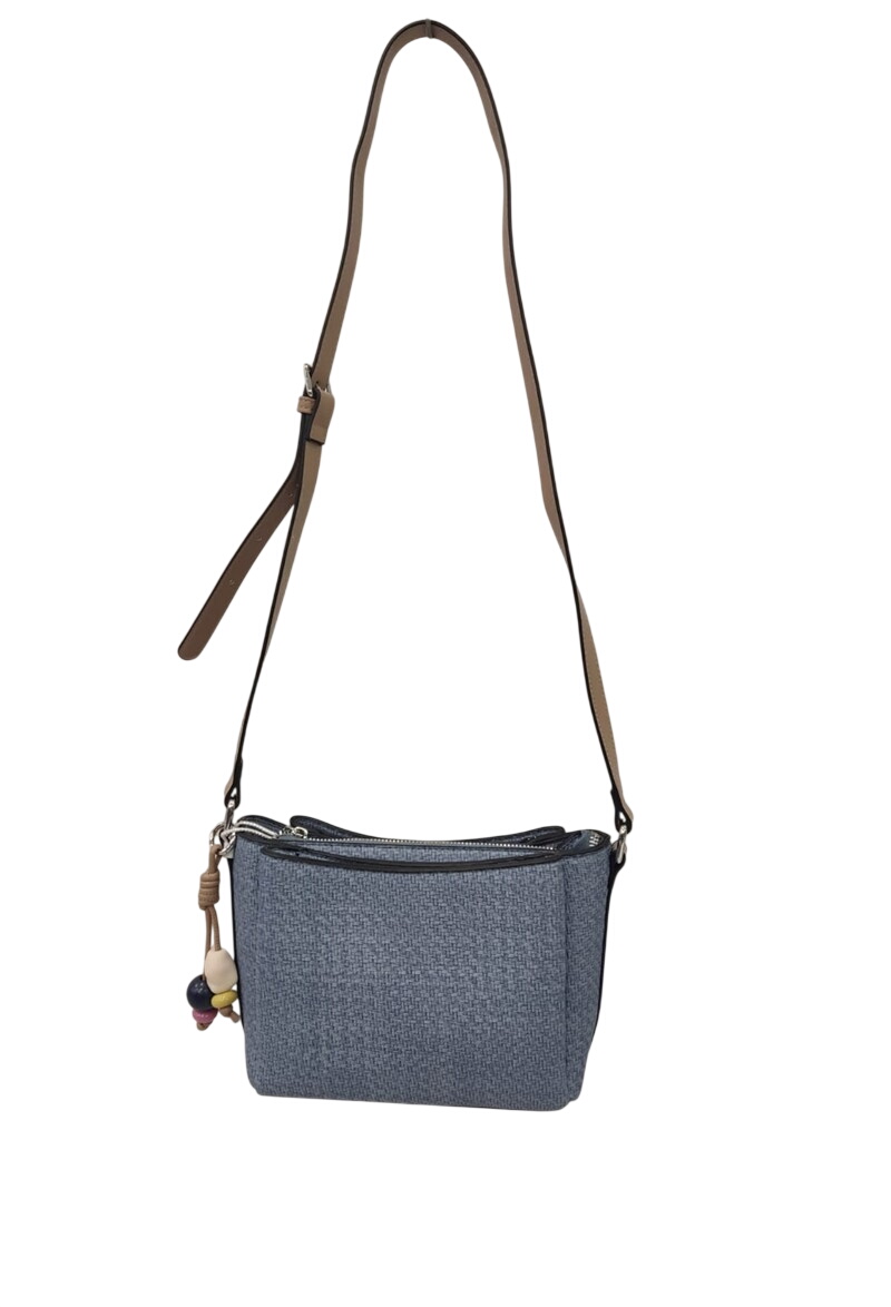 Bolso bandolera mediano con textura tramada en azul grisáceo, correa ajustable marrón, cremallera plateada y adorno de madera