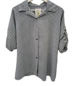 Camisa de chica amplia con estampado de cuadros en azul marino y blanco, tejido ligero, cuello clásico, botones frontales y m