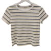Camiseta de verano para chica con rayas horizontales en azul marino, amarillo pálido y gris oscuro sobre fondo blanco crema