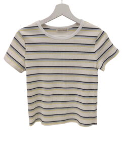 Camiseta de verano para chica con rayas horizontales en azul marino, amarillo pálido y gris oscuro sobre fondo blanco crema