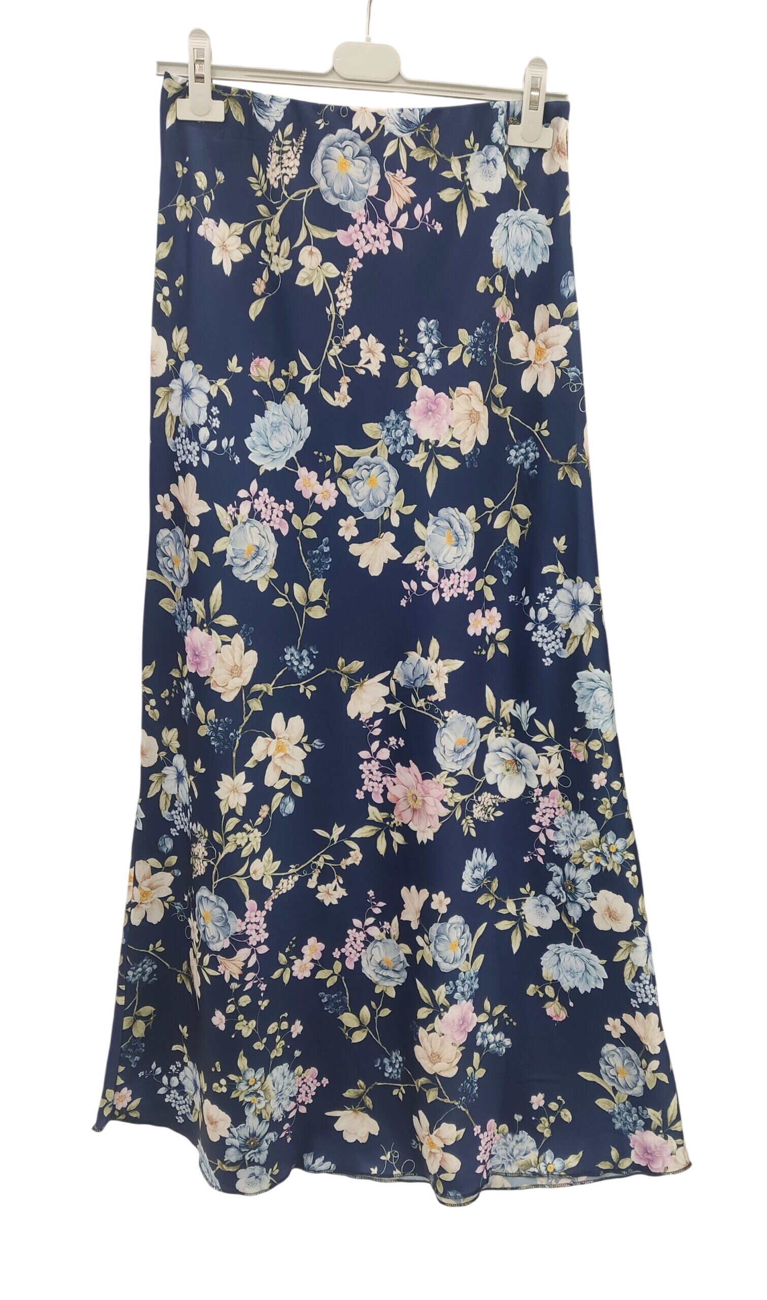 Falda larga satinada para chica con estampado floral en tonos pastel sobre fondo azul marino, tejido fluido, corte evasé y do