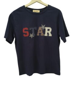 Camiseta de chica azul marino con manga corta, cuello redondo y diseño central STAR en letras con cuadros y detalles bordados