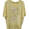 Camiseta de chica en amarillo pastel con estampado perfume y flores, manga corta, cuello redondo y bajo asimétrico, look flu