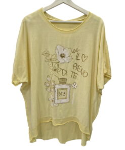 Camiseta de chica en amarillo pastel con estampado perfume y flores, manga corta, cuello redondo y bajo asimétrico, look flu