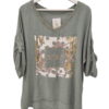 Blusa de chica verde grisáceo, ajuste holgado, escote en V con ribete acanalado, mangas tres cuartos, estampado central dorad