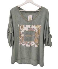 Blusa de chica verde grisáceo, ajuste holgado, escote en V con ribete acanalado, mangas tres cuartos, estampado central dorad