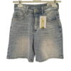 Bermuda vaquera de chica en denim claro desgastado, corte recto y holgado, con bolsillos delanteros y traseros, remaches metá