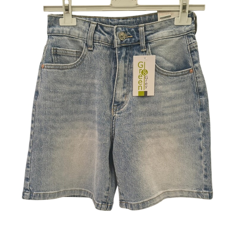 Bermuda vaquera de chica en denim claro desgastado, corte recto y holgado, con bolsillos delanteros y traseros, remaches metá