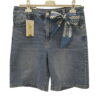 Bermudas vaqueras de chica en denim azul medio, corte recto hasta el muslo, con pañuelo azul y blanco atado en la cintura y 5