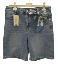 Bermudas vaqueras de chica en denim azul medio, corte recto hasta el muslo, con pañuelo azul y blanco atado en la cintura y 5