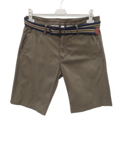 Bermuda de chico color marrón caqui en algodón, corte recto por encima de la rodilla, bolsillos tipo chino y cinturón de tela