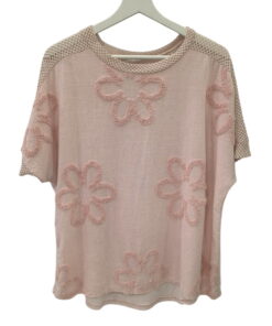 Blusa rosa suave para chica, corte holgado, con grandes flores bordadas en relieve y detalles de malla en cuello redondo y en