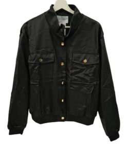 Chaqueta bomber negra para chica en polipiel sintética con acabado brillante, botones metálicos dorados, cuellos mao y bolsos