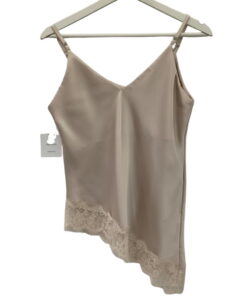 Top lencero asimétrico en satén color nude con tirantes finos ajustables, escote en pico y acabado de encaje asimétrico en el