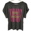 Camiseta de chica en gris oscuro lavado, manga corta holgada, cuello redondo y estampado central rosa y dorado con texto metá