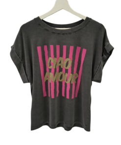 Camiseta de chica en gris oscuro lavado, manga corta holgada, cuello redondo y estampado central rosa y dorado con texto metá
