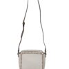 Bolso bandolera rectangular en color blanco roto con detalle de pespunte trenzado marrón, correa marrón oscuro ajustable y á