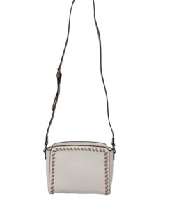 Bolso bandolera rectangular en color blanco roto con detalle de pespunte trenzado marrón, correa marrón oscuro ajustable y á