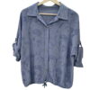 Blusa de manga larga en tono azul celeste oscuro con bordados de paisley, cuello clásico, botones frontales y dobladillo con