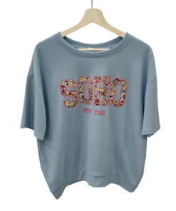 Camiseta de manga corta azul pastel para chica, corte holgado en algodón, con estampado frontal SOHO y flores multicolor, y
