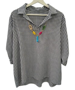 Blusa de cuadros blanco y azul para chica confeccionada en algodón, corte holgado, cuello camisero con solapas amplias, manga