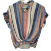 Blusa holgada de rayas verticales multicolor para chica, con cuello mao, botones metálicos, mangas cortas con volantes y anud
