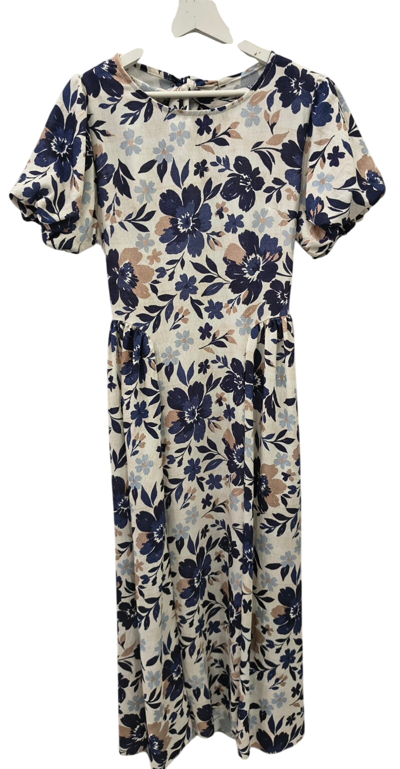 Vestido midi de manga corta con estampado floral azul y marrón sobre fondo crema, tejido ligero, lazo en la espalda y corte a
