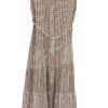 Vestido camisero largo sin mangas con estampado de cuadros y rayas marrón y blanco, cinturón de cordón blanco con cuentas dor