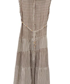 Vestido camisero largo sin mangas con estampado de cuadros y rayas marrón y blanco, cinturón de cordón blanco con cuentas dor