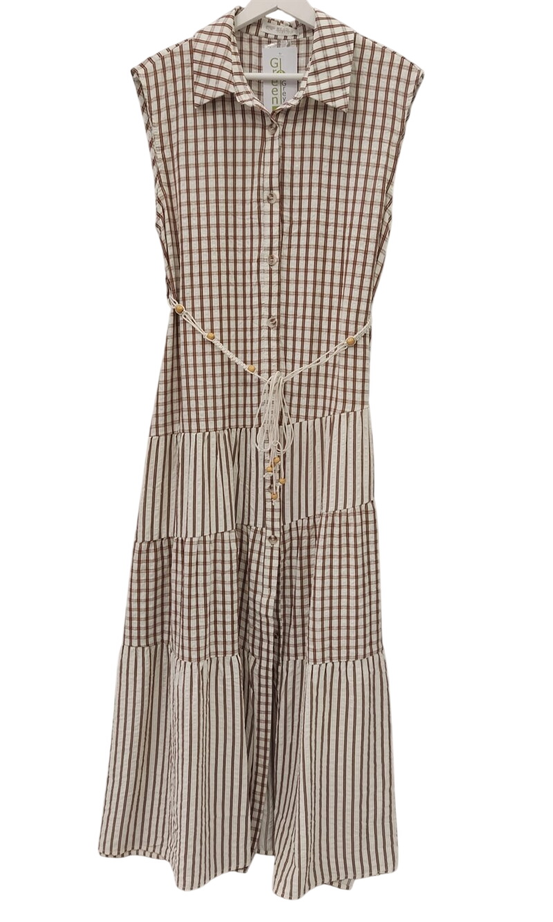 Vestido camisero largo sin mangas con estampado de cuadros y rayas marrón y blanco, cinturón de cordón blanco con cuentas dor
