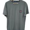 Camiseta de manga corta gris azulada para chico, con estampado pequeño 'SPORT BASKETBALL' en el pecho y detalle en rojo, de c