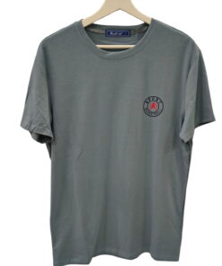 Camiseta de manga corta gris azulada para chico, con estampado pequeño 'SPORT BASKETBALL' en el pecho y detalle en rojo, de c