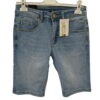 Bermudas vaqueras de chico en denim azul claro con corte recto, costuras en contraste amarillo, bolsillos clásicos y cierre a