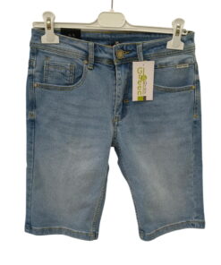 Bermudas vaqueras de chico en denim azul claro con corte recto, costuras en contraste amarillo, bolsillos clásicos y cierre a