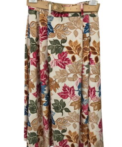 Falda larga plisada con estampado floral en tonos rojo, verde, azul y marrón sobre fondo claro, corte evasé y cinturón beige