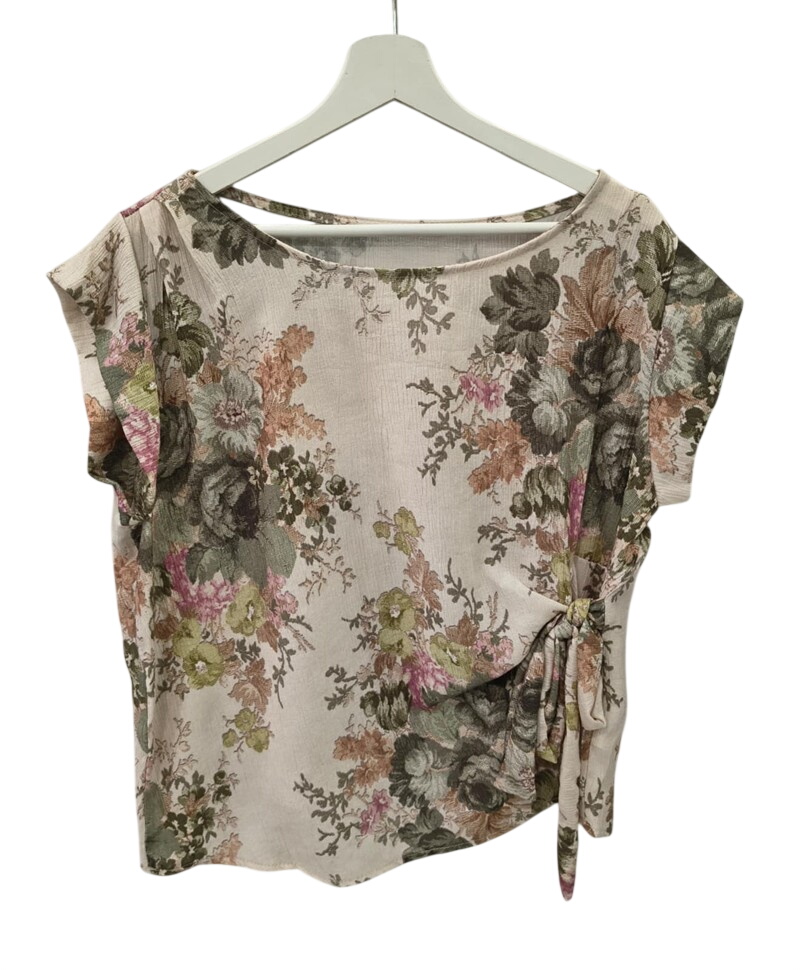 Blusa color crema de manga corta para chica, estampada con flores en tonos verdes, ocres y rosas, corte holgado y nudo decor.
