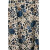 Falda larga con estampado floral en fondo beige o crema, detalle de cinturón ancho trenzado color mostaza con hebilla grande
