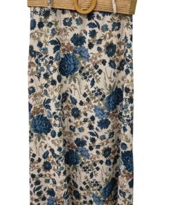 Falda larga con estampado floral en fondo beige o crema, detalle de cinturón ancho trenzado color mostaza con hebilla grande