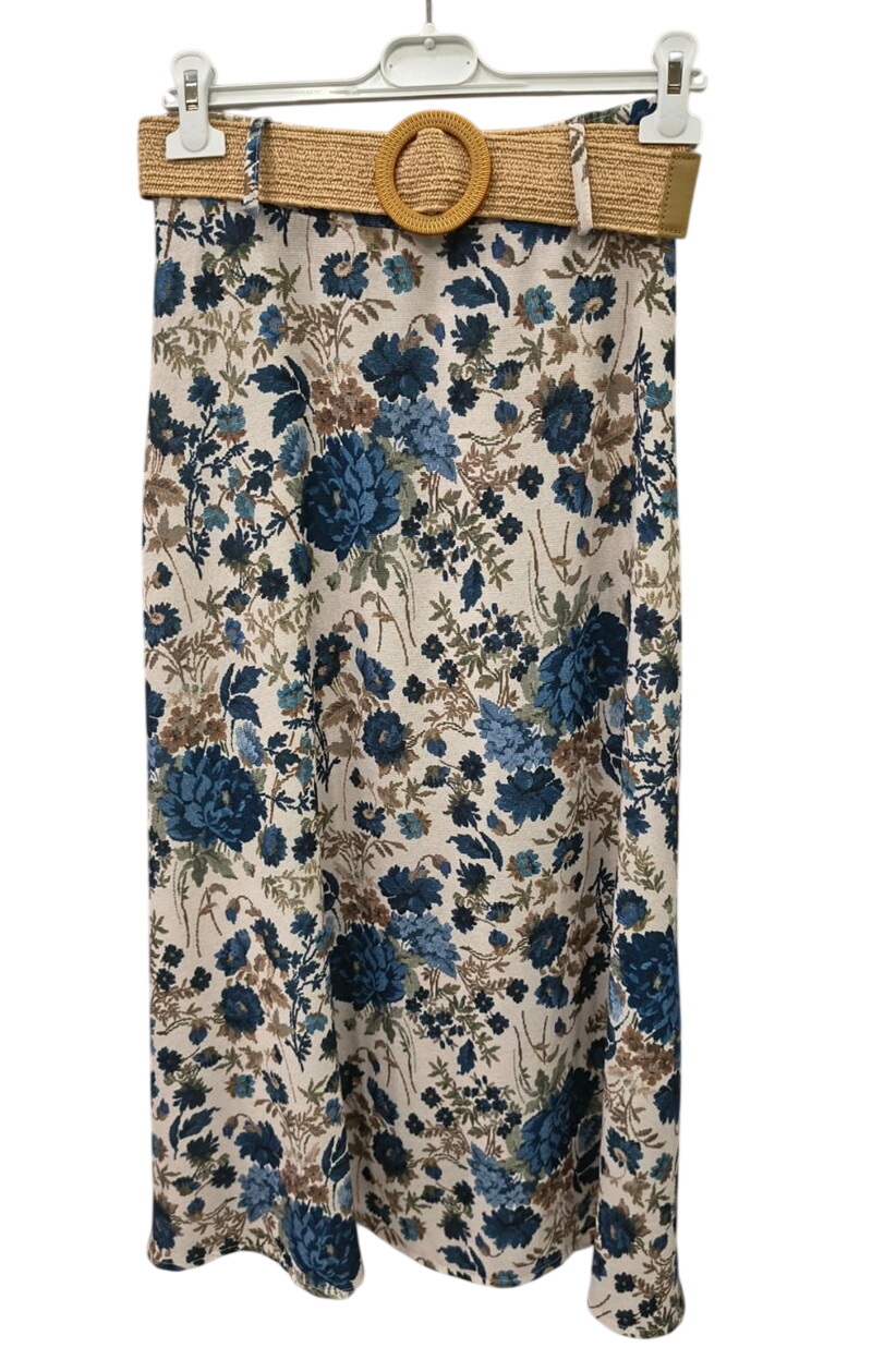 Falda larga con estampado floral en fondo beige o crema, detalle de cinturón ancho trenzado color mostaza con hebilla grande