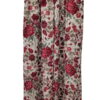 Pantalón ancho de chica con estampado floral en tonos rojos y rosas, fondo claro, cinturilla elástica y cinturón de rafia con