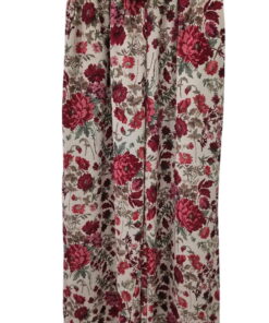 Pantalón ancho de chica con estampado floral en tonos rojos y rosas, fondo claro, cinturilla elástica y cinturón de rafia con