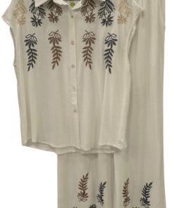 Conjunto de chica en color crema con blusa holgada y pantalón ancho, ambos con bordados florales marrones, azules y dorados