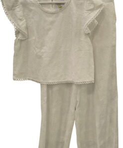 Conjunto blanco de top con volantes y pantalón ancho, ambos con bordado floral y detalles de encaje en algodón, ajuste cómodo