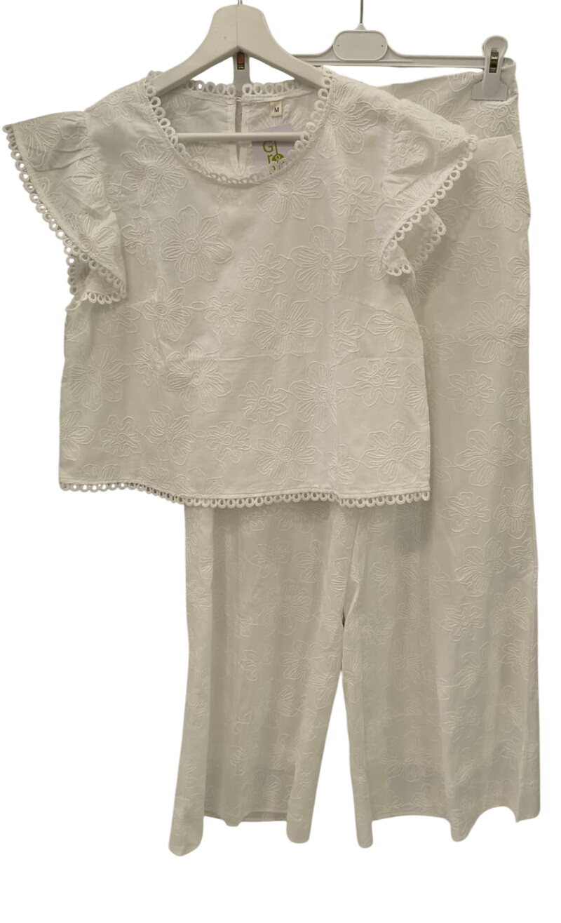 Conjunto blanco de top con volantes y pantalón ancho, ambos con bordado floral y detalles de encaje en algodón, ajuste cómodo