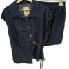 Conjunto de dos piezas para chica en denim azul oscuro, formado por blusa de manga corta con corte asimétrico, botones interc