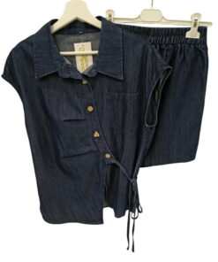 Conjunto de dos piezas para chica en denim azul oscuro, formado por blusa de manga corta con corte asimétrico, botones interc